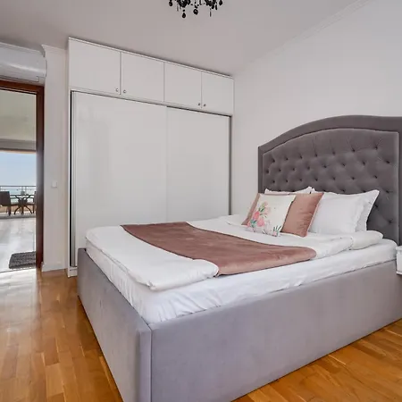 Queen's View 14-pools-near Botanic Garden Apartment Balchik
